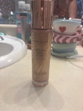 Revolution Molten Body Glow Liquid Illuminator - Rose Gold Bottle